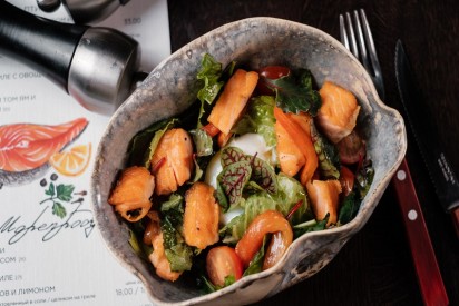 Mixed salad with salmon