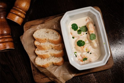 Squid in tomato saucewith chili, olives and basil