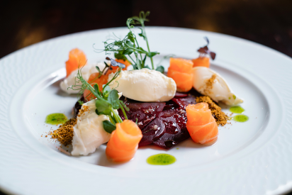 Салат с семгой собственного посола, карпаччо из свеклы и сливочным сыром