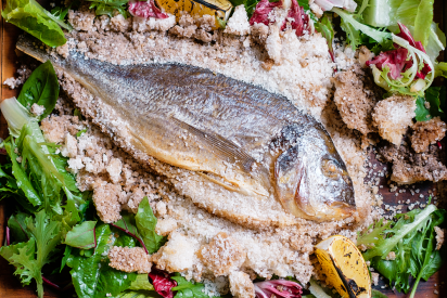 Дорада в соли с миксом салатов и лимоном