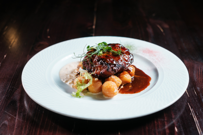 Свиная шея с мини-картофелем, лесными грибами в сметане и соусом Чипотле