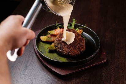 Хам стейк с картофелем в беконе и сыром Чеддер