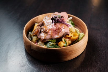 Салат с говядиной, жареным картофелем и соленым огурцом