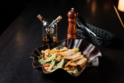 Салат Цезарь с  хрустящей курицей