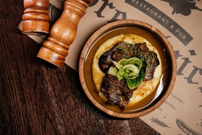 Говяжьи щёки на подушке из картофельного пюре и жареным раменом